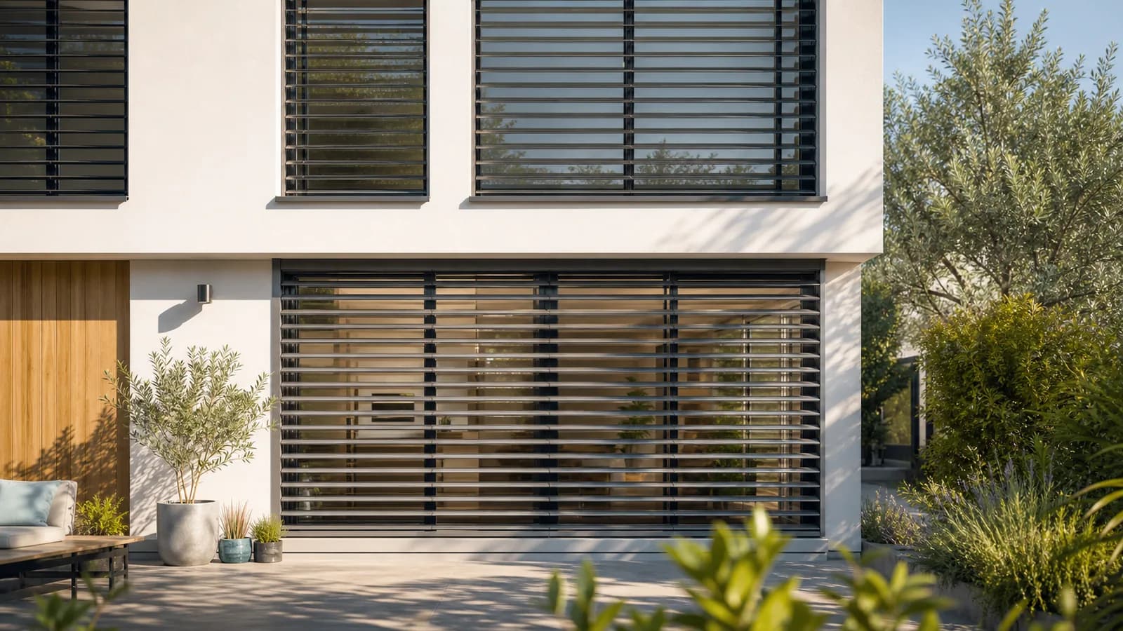 Brise-soleil orientable à lames sur une façade vitrée de maison en été