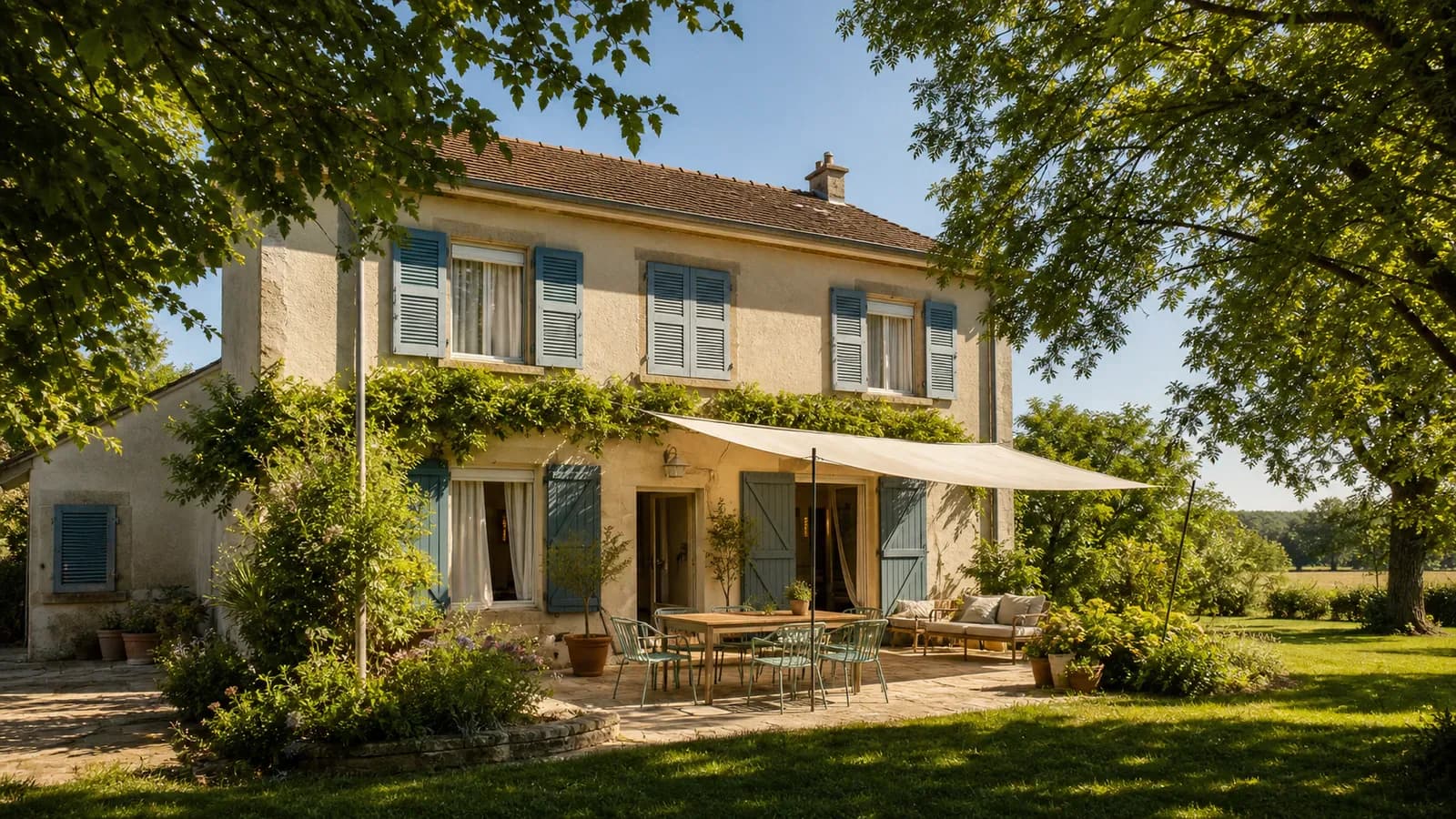 Maison ancienne avec volets fermés et ombrage extérieur pendant une forte chaleur