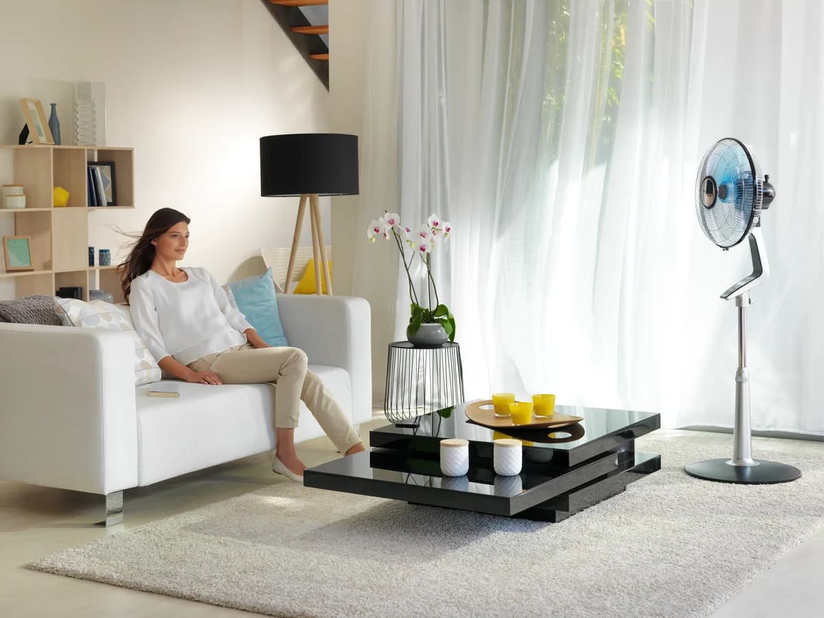 Ventilateur sur pied Rowenta Turbo Silence VU5670F0 utilisé dans un salon lumineux