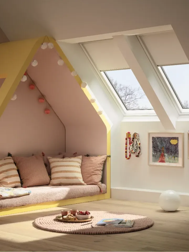Store occultant intérieur VELUX posé sur une fenêtre de toit dans une chambre sous combles